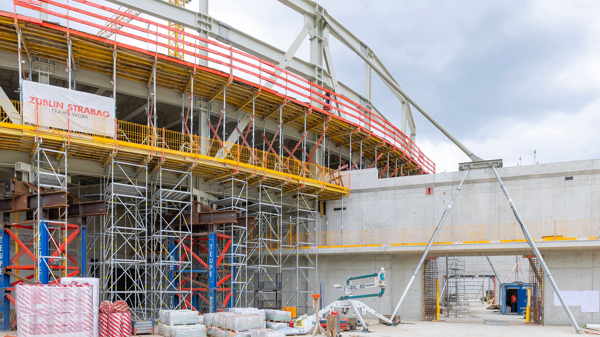 Basierend auf den komplexen Projektanforderungen erarbeiten PERI Ingenieure alle notwendigen Schalungs- und Gerüstplanungen.