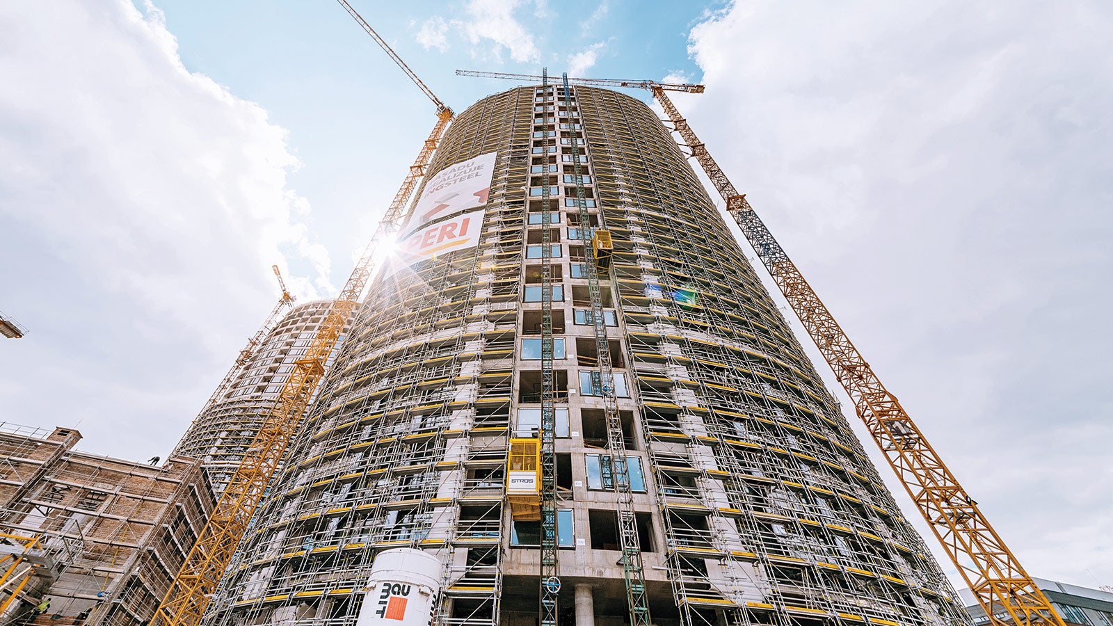Proiectul pe scară largă, SKY PARK, este noul epicentru cultural al orașului Bratislava - pe lângă soluțiile personalizate de schele, PERI a folosit sistemul de escaladă pe șină RCS în combinație cu cofrajul de perete VARIO GT 24, în timpul ridicării complexelor rezidențiale.
