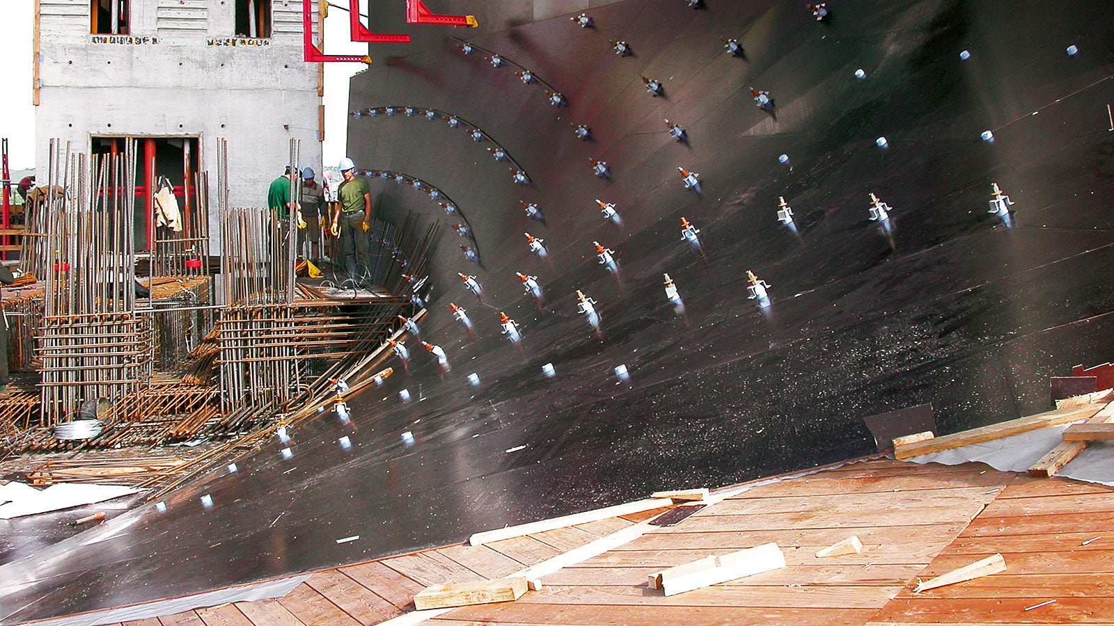 Umsetzung des vorab im 3D Verfahren entwickelten Rastermodells auf der Baustelle mit klar definierten Ankerpositionen und Schalungsplattenstößen.