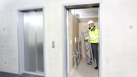 Die einzelnen Bauteile sind nur 50 cm hoch und nicht länger als 1,50 m. Damit passen sie problemlos in jeden Aufzug.