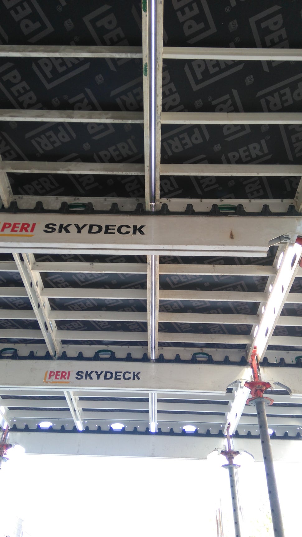 Изграждане на жилищна сграда в ж.к. "Изток" - Приложение на иновативния панелен кофраж SKYDECK за пръв път в България