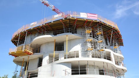 Architecture remarquable avec des formes arrondies et des balcons décalés
