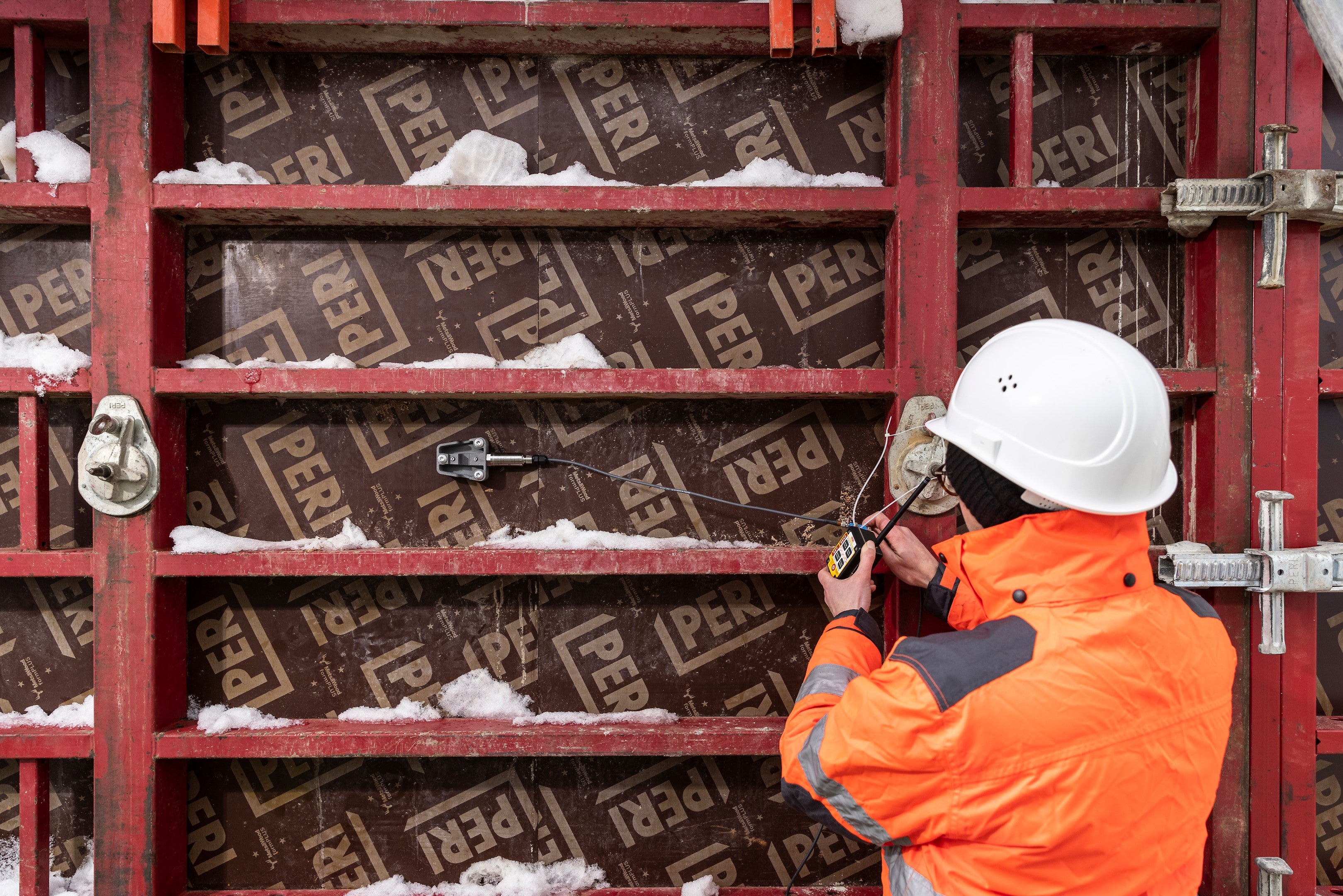 The PERI InSite Pressure Sensor in operation with formwork. 