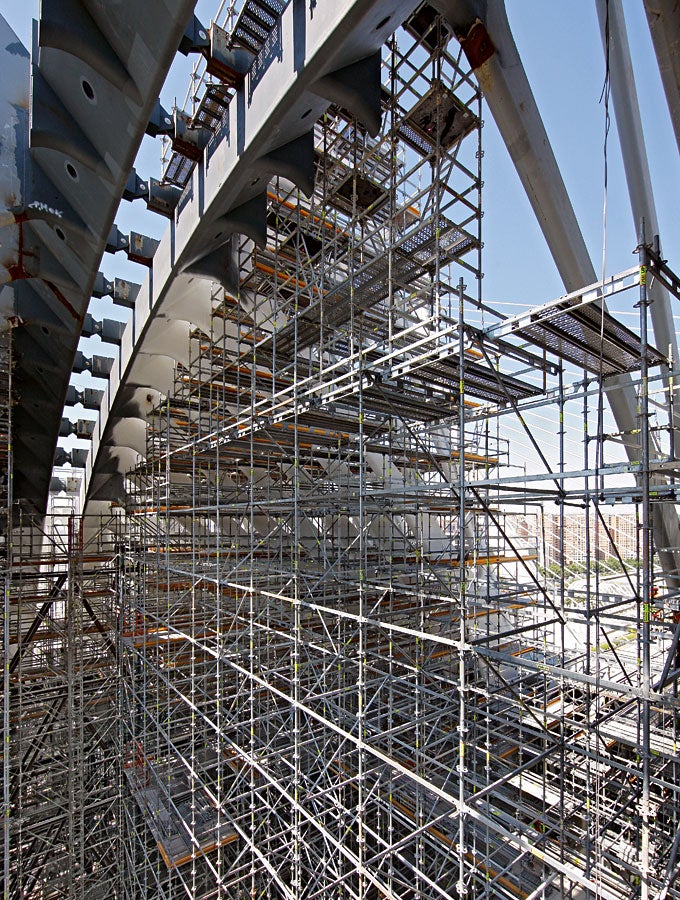 Durante la fase de construcción, el área interior del futuro edificio multiusos estaba copado con el andamio PERI UP Rosett.