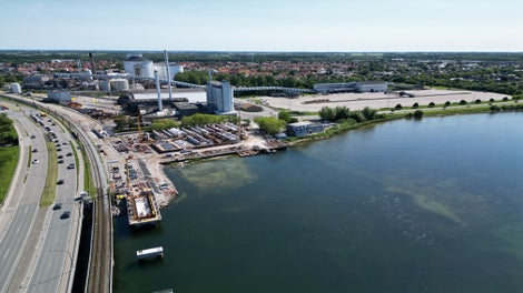 Produktion og støbning af de 13 brosektioner sker på land. Herefter skal de fragtes ud med pram og kranes på plads.