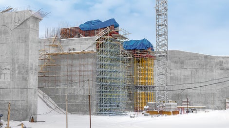 为巨型钢筋混凝土立柱上部，为悬挑结构提供由MULTIPROP与PERI UP组成的支撑方案，可靠地将荷载传递至地面。