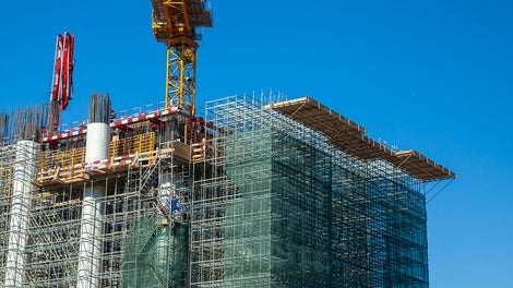 Рабочие платформы выдерживают большие нагрузки, одновременный подъем сразу нескольких блоков позволяет ускорить технологический процесс на монтажном горизонте  