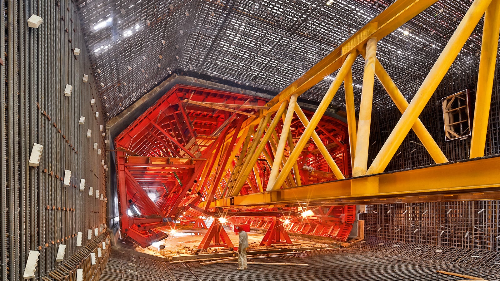 Die Innenschalung fährt hydraulisch über Vorschubträger in die Bewehrungskörbe ein.