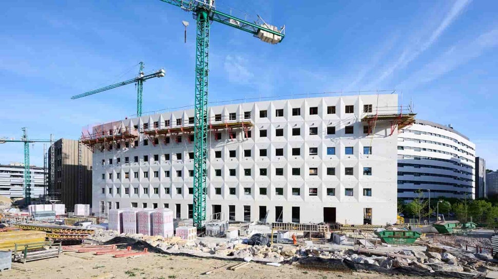 Vista de la fachada de hormigón visto