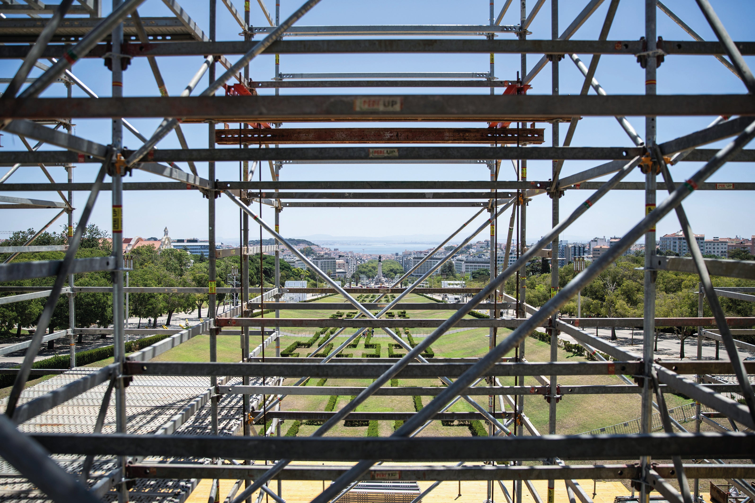 Das Team musste die beträchtliche Höhe und die starken Windverhältnisse auf dem Gelände berücksichtigen, was eine Rundumsicherung und zahlreiche Gegengewichte erforderlich machte.<br/>(Foto: PERI SE)