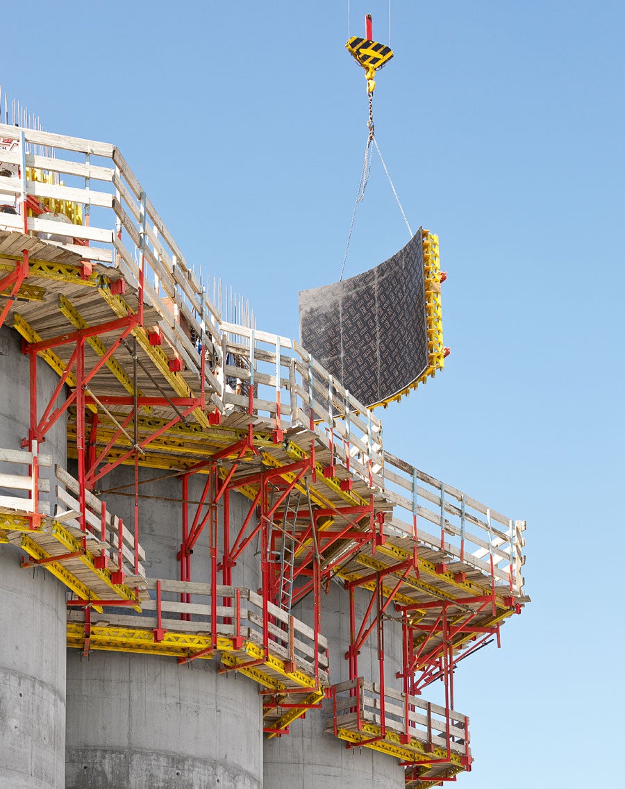 Optimal jobsite results: PERI climbing formwork solution with CB climbing platforms and accurately rounded VARIO GT 24 wall formwork.