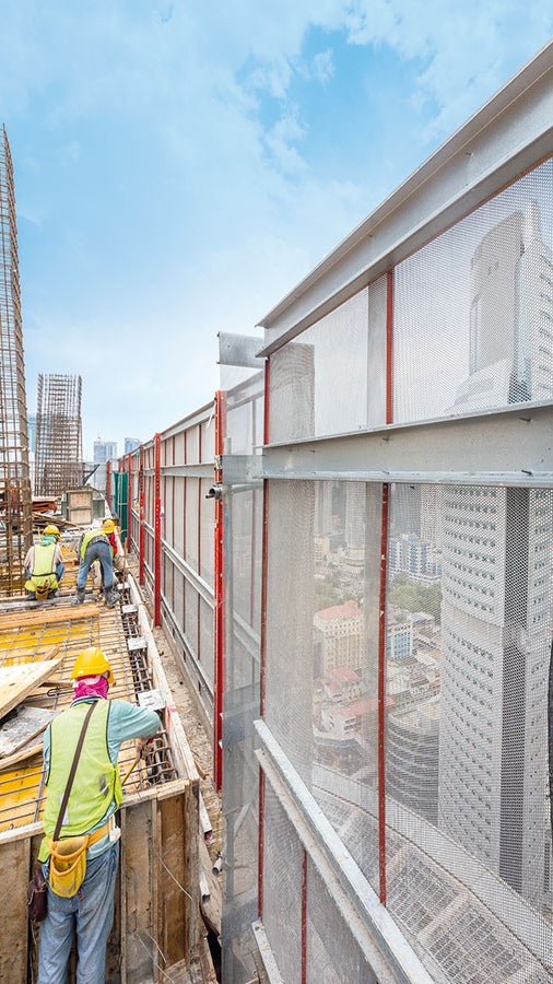Ukončenie šplhavej ochrannej steny PERI RCS P mrežou s dierami je vhodnejšia najmä pre projekty v teplejšom podnebí, keďže prepúšťa vzduch a slúži ako prevencia proti hromadeniu tepla.<br/><br/>