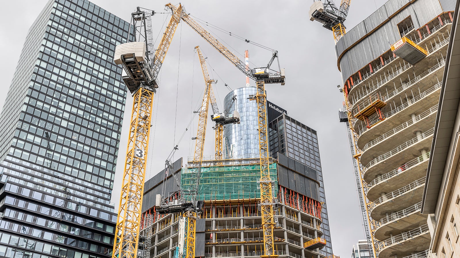 Four 233-m-high futuristic towers will soon soar high into the heart of Frankfurt’s skyline in keeping with the “FOUR” project’s slogan “Feel the City”.