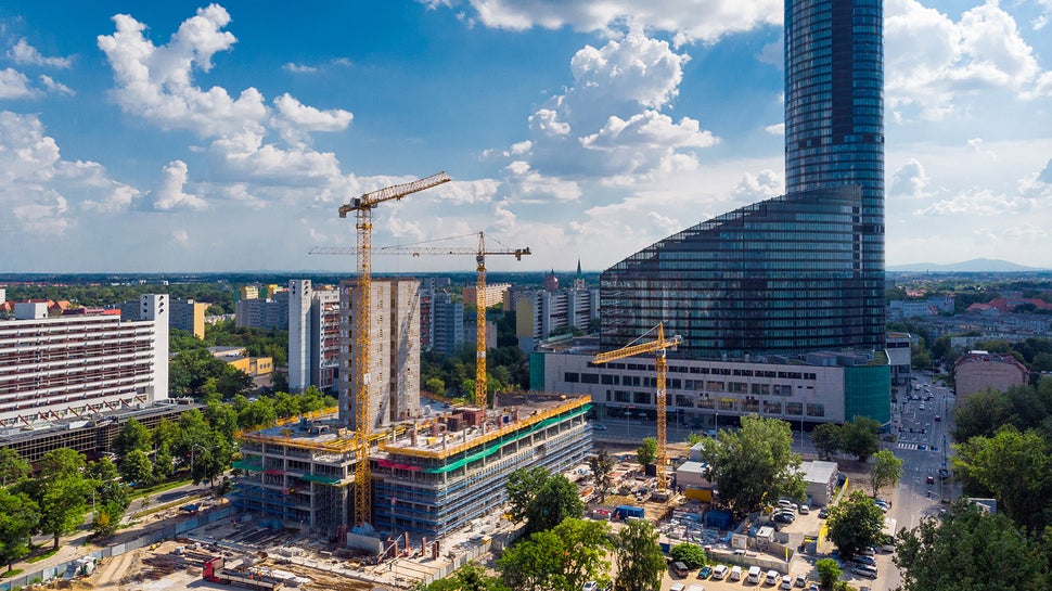 Nowa realizacja wpisuje się w planowane kilka lat temu centrum biznesowe rozpoczęte budową najwyższego w Polsce budynku Sky Tower.