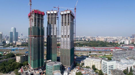 Поставка более 1 000 тонн оборудования на 3 здания, которые строились одновременно.