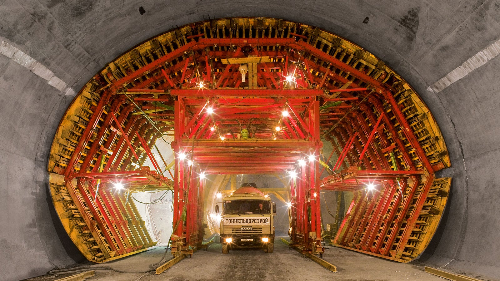For construction of the emergency parking bays, the formwork carriage was designed with a width of 14.30 m. Moving the carriage to the next bay through the smaller-sized standard cross-section, required a reduction in the maximum external dimensions.