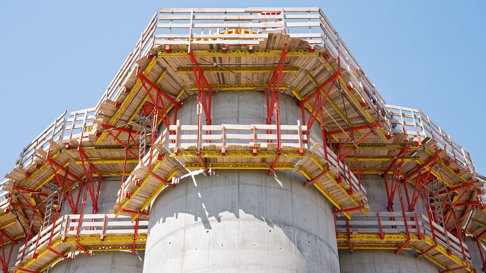 Type-tested and a high level of safety in all operational areas: PERI CB 240 and CB 160 climbing scaffold systems on the inside and outside respectively.