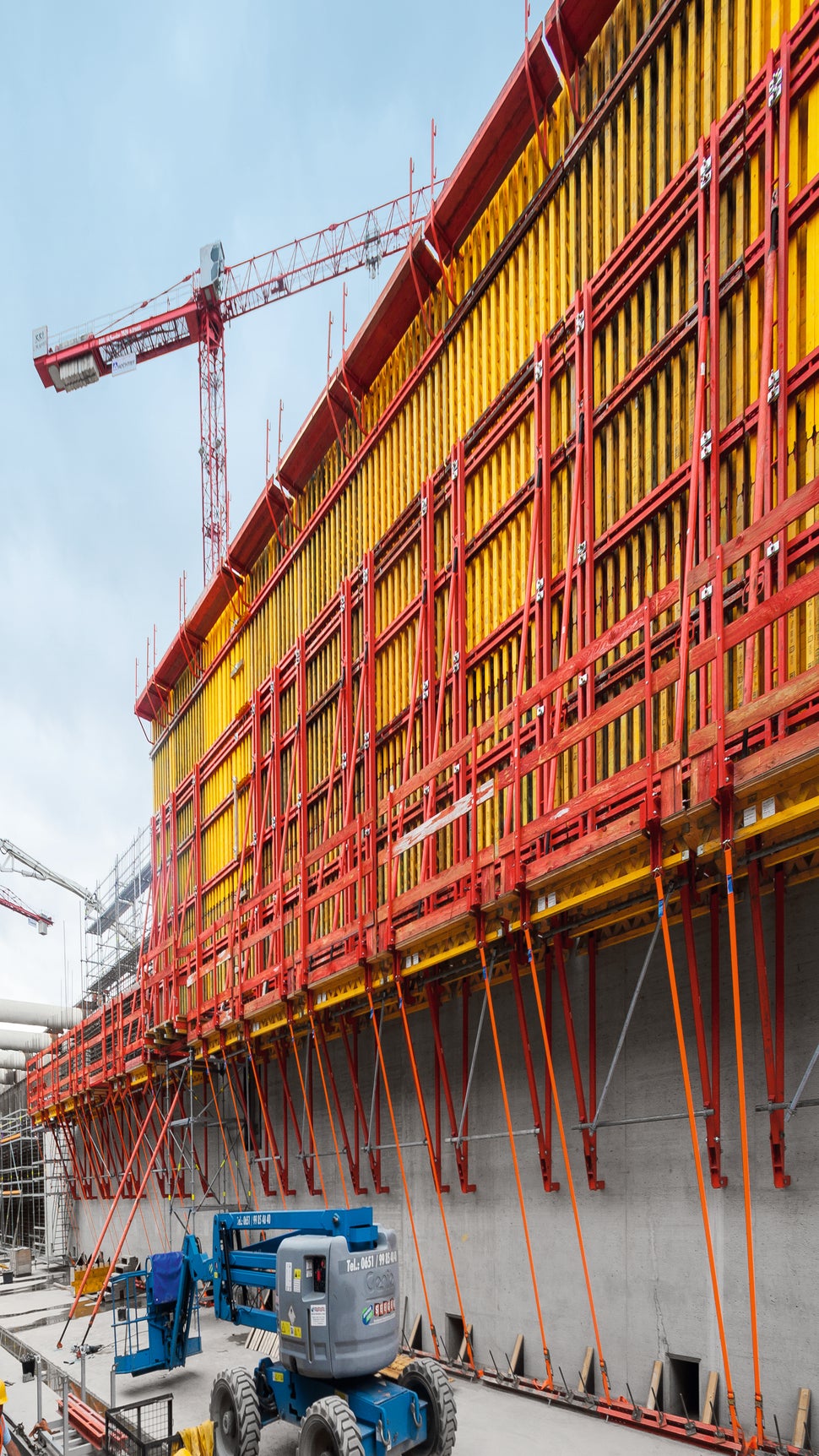 Les plates-formes inclinables intégrées permettent de créer des zones de travail horizontales même sur des ouvrages inclinés. Grâce à cette fonctionnalité innovante, les équipes peuvent ajuster rapidement et facilement les configurations de travail selon les besoins spécifiques du projet, offrant ainsi une flexibilité inégalée sur le chantier<br/>