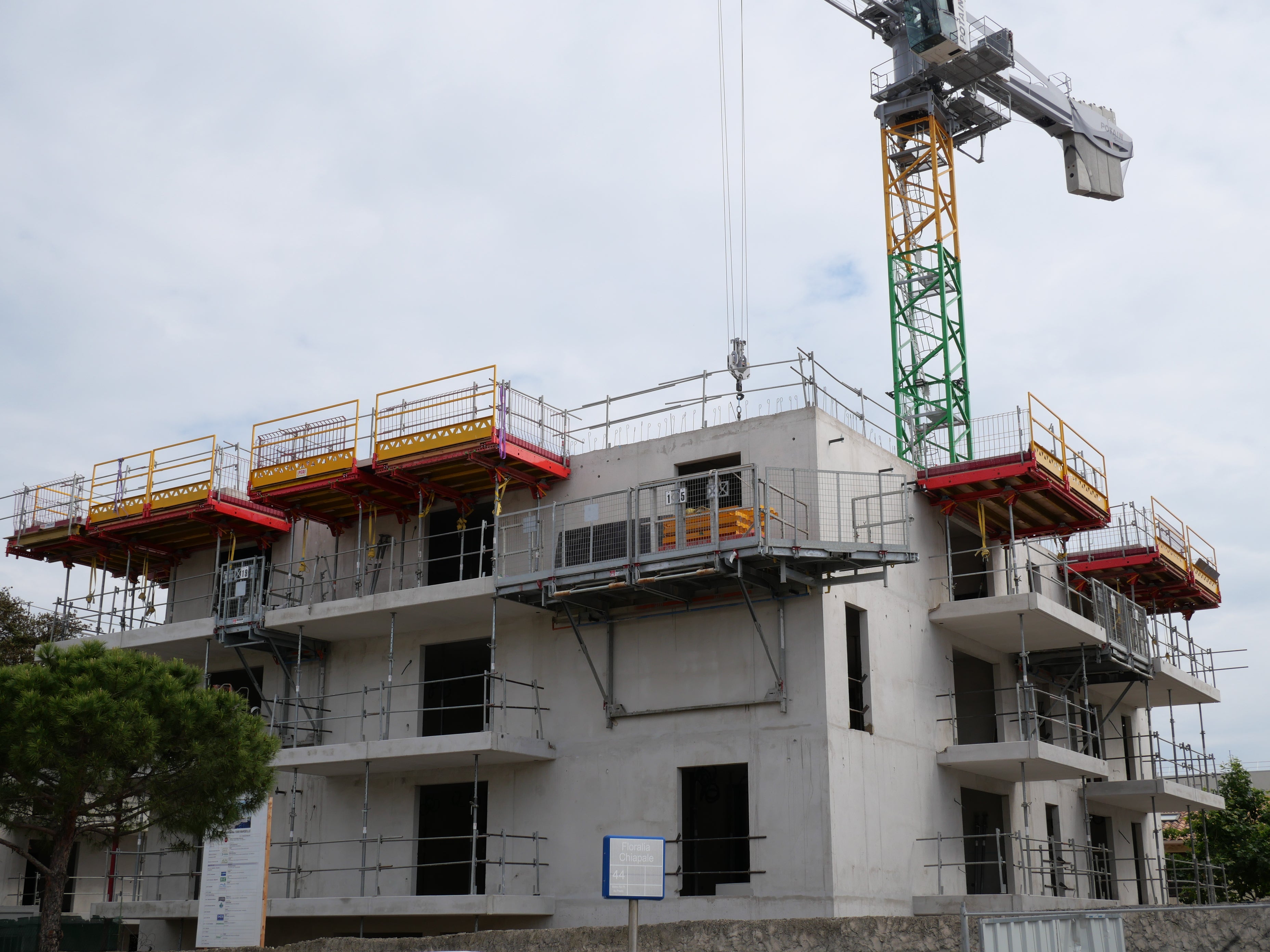 Nos tables standardisées sont disponibles en trois dimensions : 3,00m, 4,00m et 5,00m. Cette variété permet de répondre à divers besoins de chantier tout en garantissant une compatibilité optimale avec les autres composants.