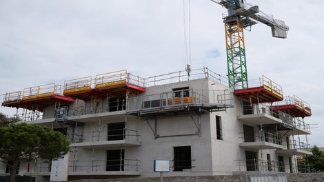 Nos tables standardisées sont disponibles en trois dimensions : 3,00m, 4,00m et 5,00m. Cette variété permet de répondre à divers besoins de chantier tout en garantissant une compatibilité optimale avec les autres composants.