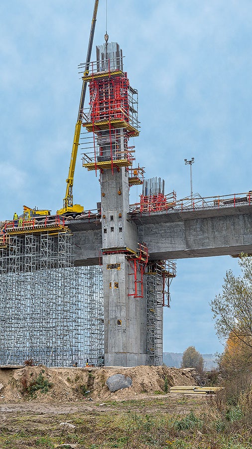 Żuraw wymagany jest jedynie do obsługi zbrojenia. Deskowania działają niezależnie.