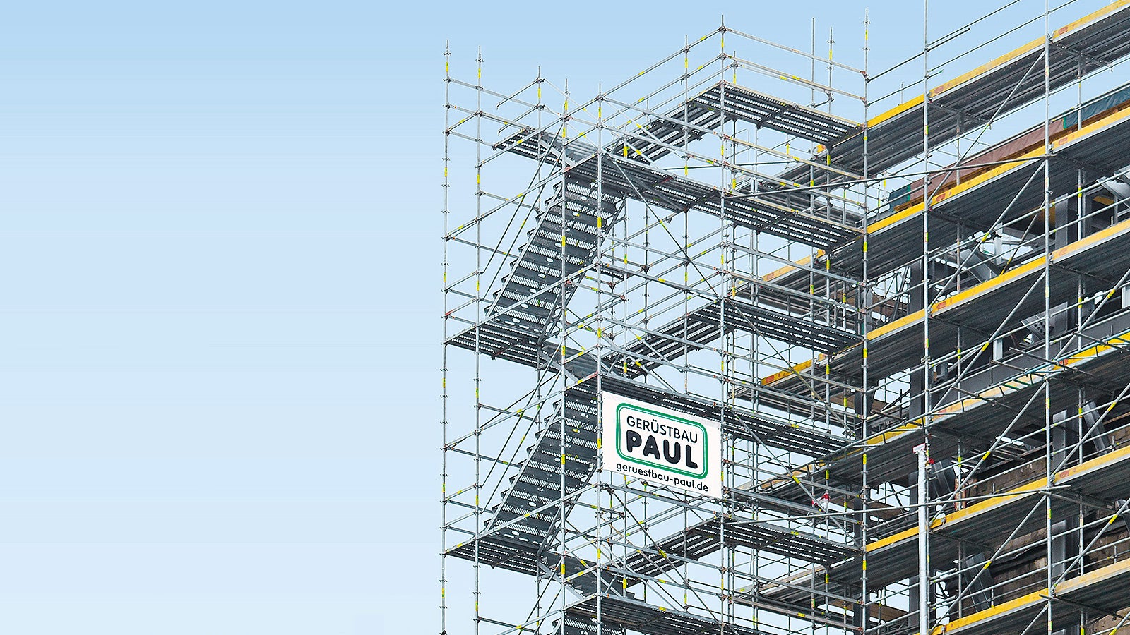 Comfortable stair access with steps running in the same or the alternating direction can be assembled with PERI UP elements without any problem. The individual parts can be easily transported; the stair stringers are mounted separately as closed step profile.