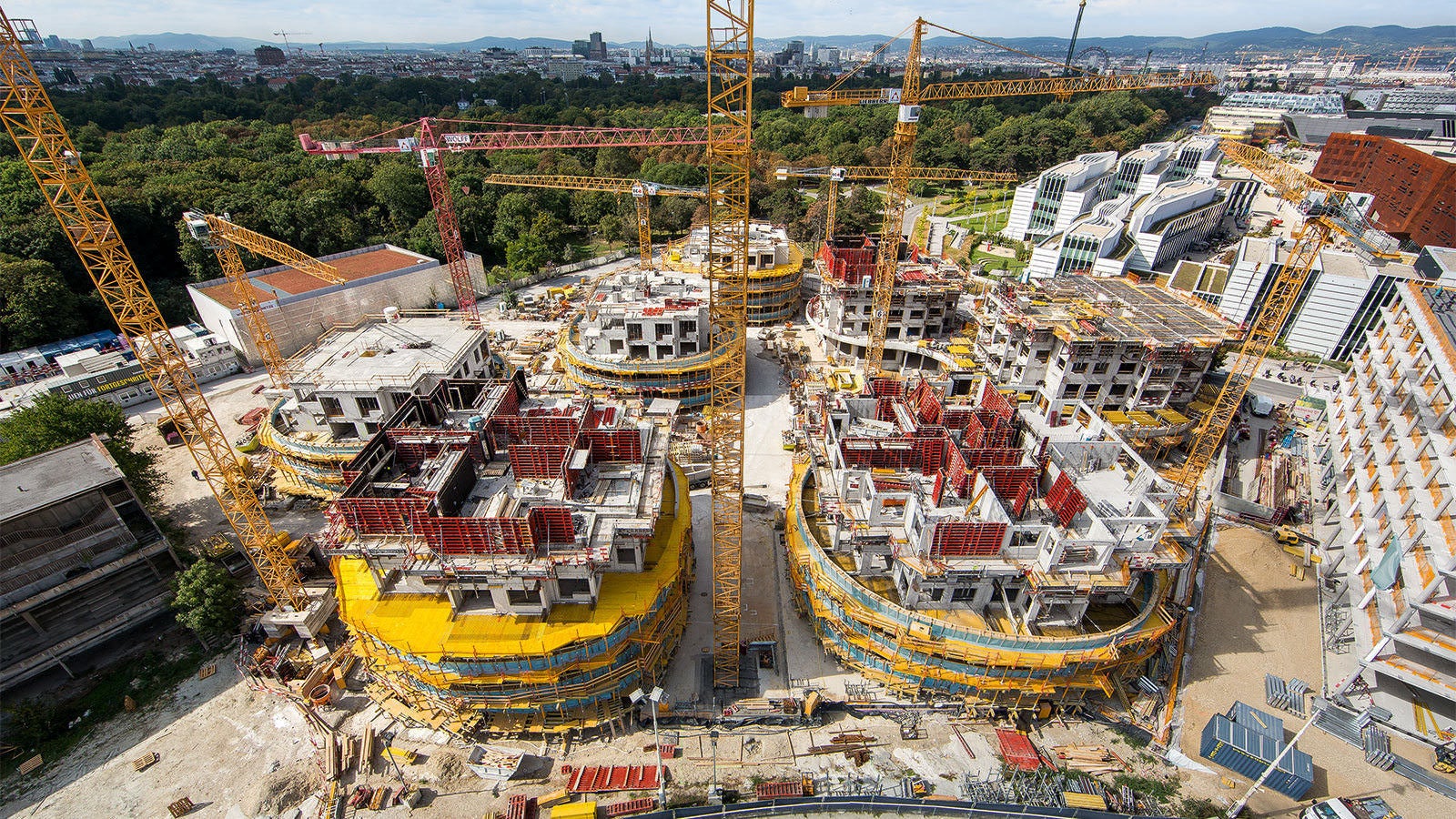TRIO 330, passerelle ripiegabili FB 180 e SKYDECK – la costruzione dei balconi sporgenti perimetrali è indipendente da quella delle pareti e dei solai