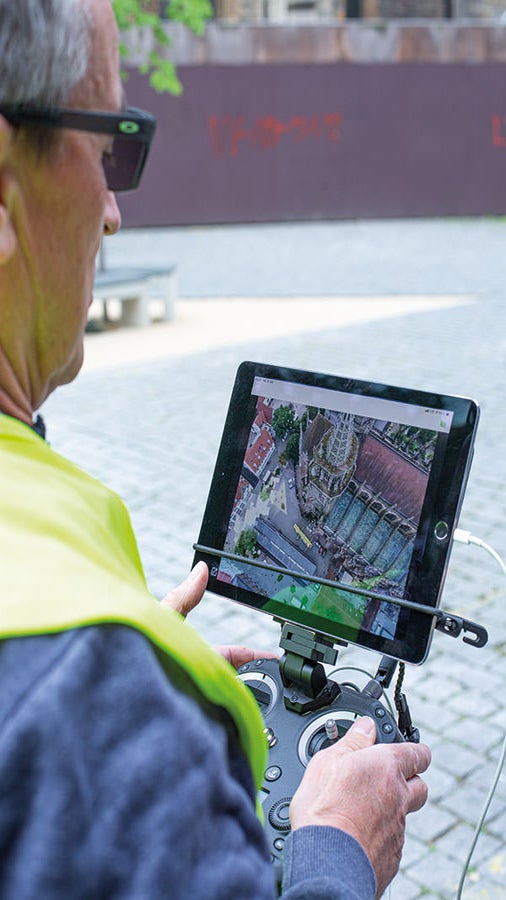  Moselcopter 公司的无人机能够在不同角度上拍摄序列图像-提供复杂教堂结构的信息。