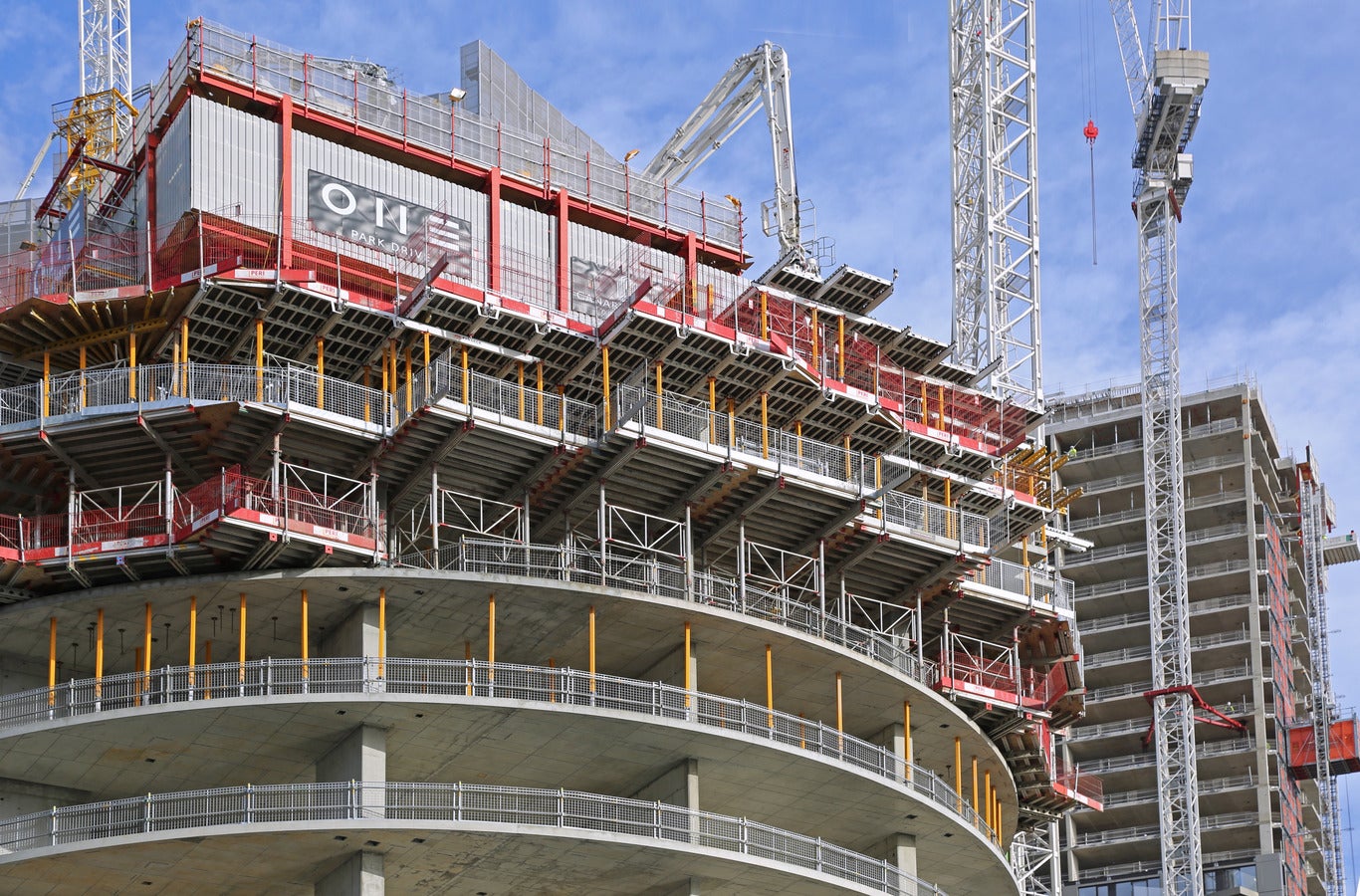 Easy cleaning through powder-coated elements, components made of plastic, and undercut panel edges.