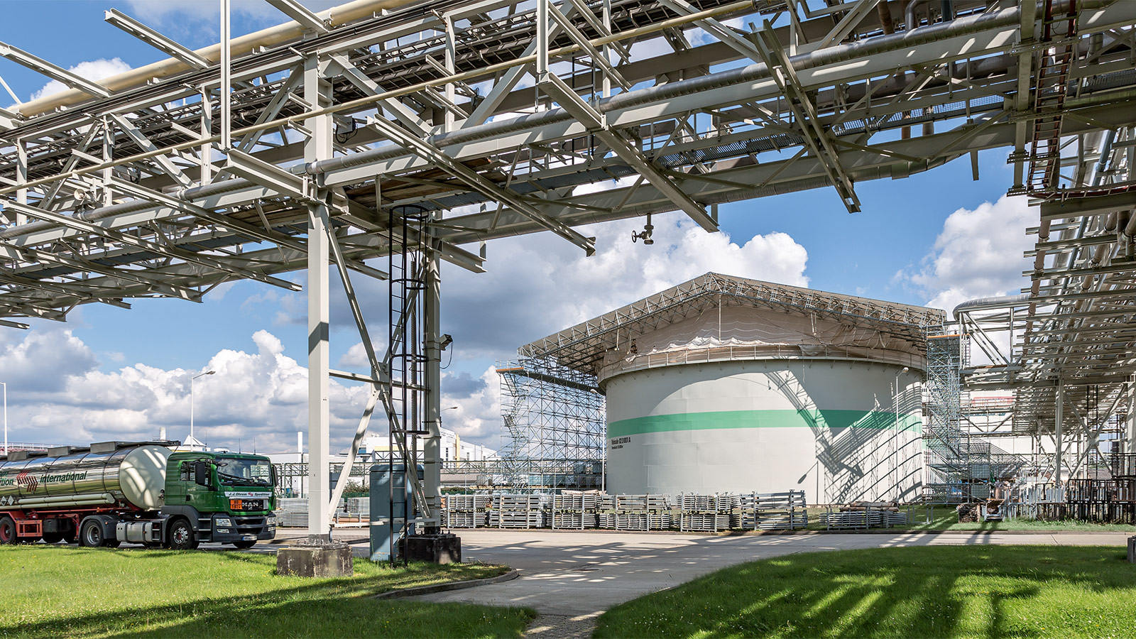 Neubau, Modernisierung und Instandhaltung baulicher Anlagen in der Industrie richten sich nach den Anforderungen vorhandener und künftiger Produktionsprozesse. Die Ausführung ist häufig mit hohen Sicherheitsauflagen verbunden.