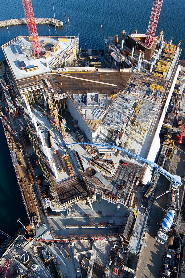 俯视项目时建筑造型为三角形设计。这个复杂的建筑造型施工难度非常大，需要相关人员精确进行设计和施工，派利公司提供了为项目定制的施工解决方案。