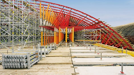 两侧弧度很小的结构施工时，使用GRV铰接钢梁系统。由MULTIPROP系统组成的塔架能够将荷载可靠地传递至地面。