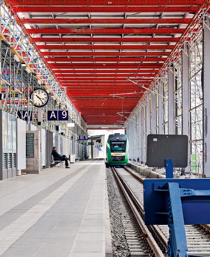 Dank der PERI Schutzdachkonstruktion verläuft der Bahnbetrieb im Wiesbadener Hauptbahnhof sicher und weitestgehend ungestört. 