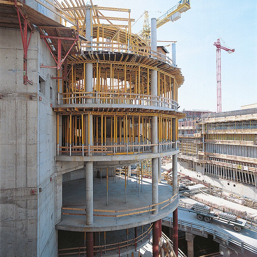 Anpassungsfähige MULTIFLEX Deckenschalung mit GT 24 Trägern.
