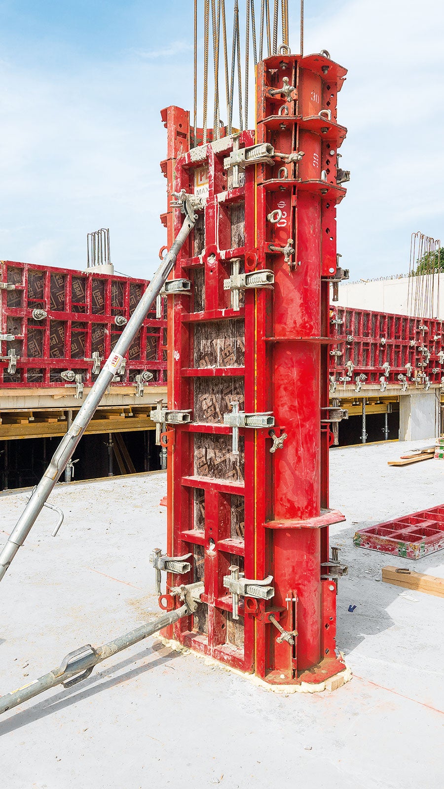 Zum Schalen der Stahlbetonsäulen wurde die SRS Stahlrundsäulenschalung eingesetzt – teilweise in Kombination mit MAXIMO Elementen.