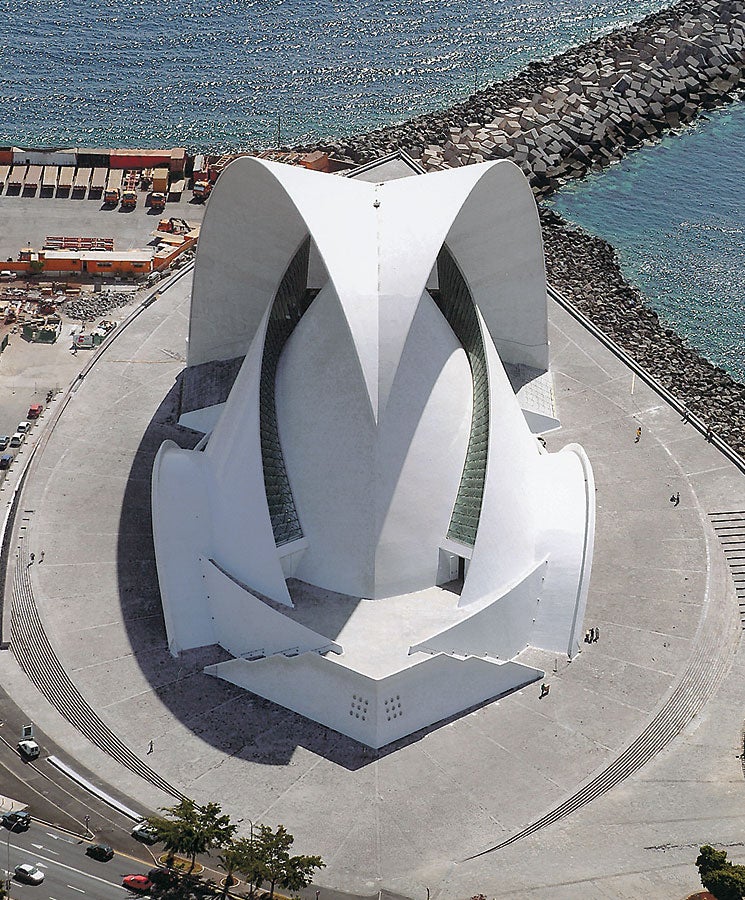 建筑师Santiago Calatrava在设计这个令人耳目一新的项目时打破了常规建筑的基本规则。他定义的“翅膀，套筒，风帆”三种建筑结构，使这个58米高的建筑物别具一格。