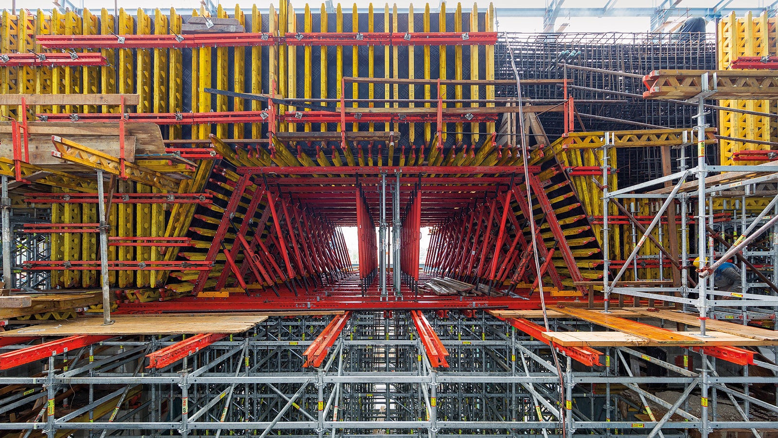 In order to form a massive arched slab in the turbine building, PERI engineers planned a cost‑effective support structure consisting of rentable system components taken from the VARIOKIT engineering construction kit.