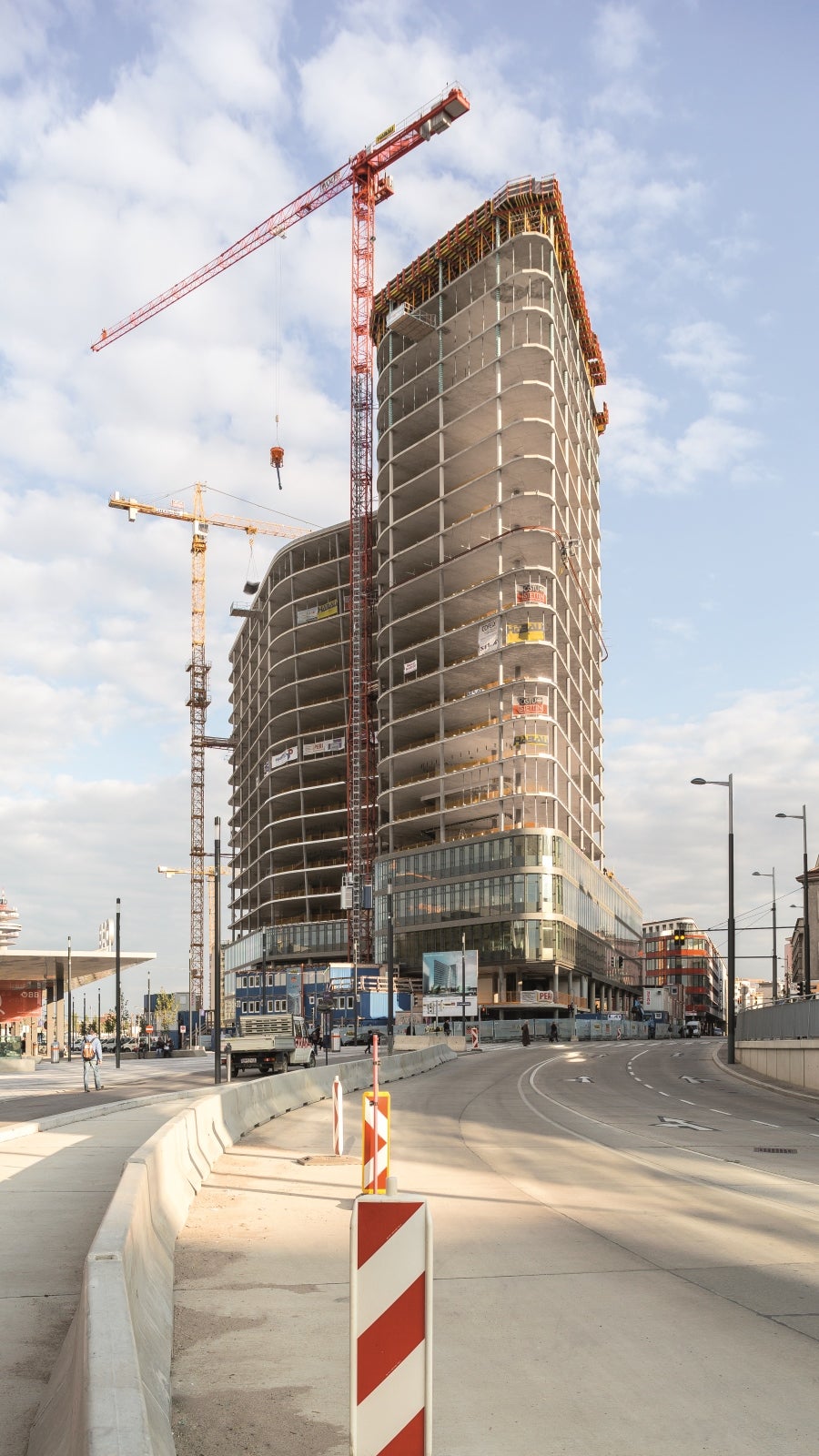 Die neue Zentrale der Österreichischen Bundesbahn am Wiener Hauptbahnhof ist ein 24-stöckiges Gebäude mit S-förmig geschwungenem Grundriss.