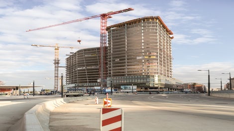 Die neue Zentrale der Österreichischen Bundesbahn am Wiener Hauptbahnhof ist ein 24-stöckiges Gebäude mit S-förmig geschwungenem Grundriss.