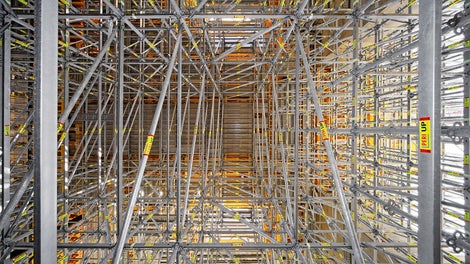 <p>Системы строительных лесов PERI широко применяются как на строительных площадках, так и на промышленных объектах и даже в рамках организации и проведения медийных мероприятий.</p><br/>