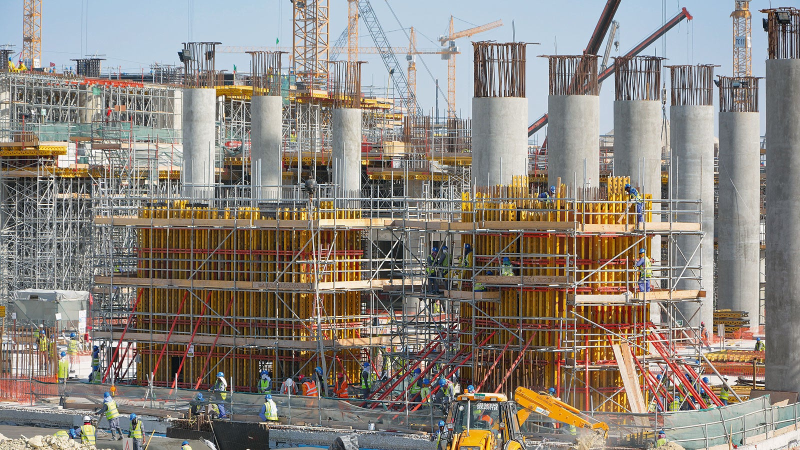 For forming the up to 12.50 m high reinforced concrete walls, VARIO GT 24 girder wall formwork provides a maximum level of adaptability through the variable arrangement of lattice girders, steel walers and tie positions.