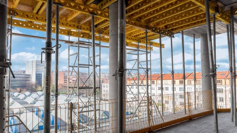 Podepření stropního bednění bylo prováděno stojkami PEP, u vyšších světlých výšek podpěrnými věžemi ST 100.