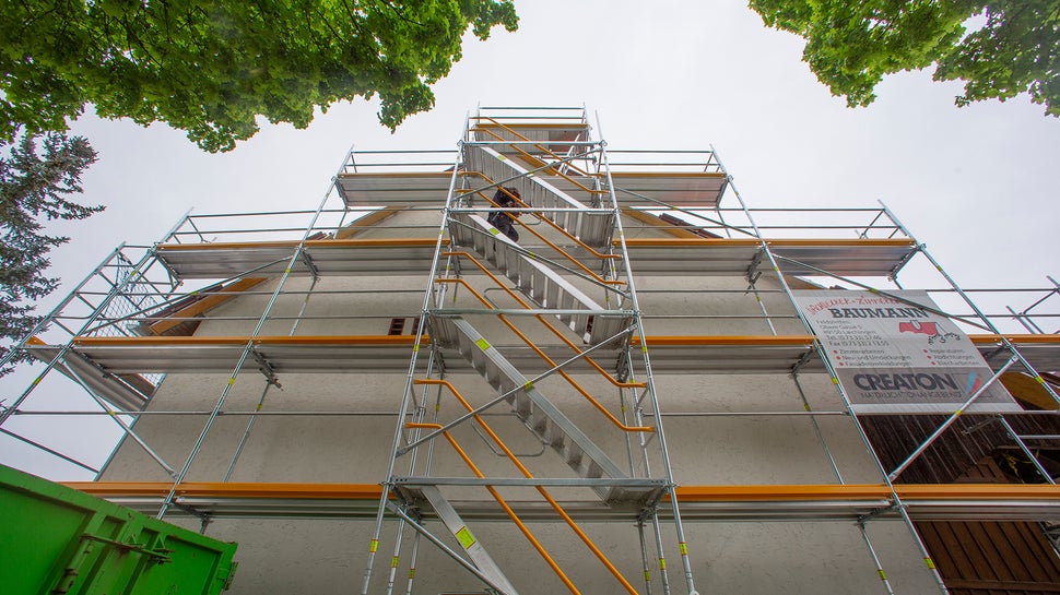 可直接安装在外装修脚手架上-67 厘米宽度的阶梯段与PERI UP EASY外装修脚手架宽度相同<br/>