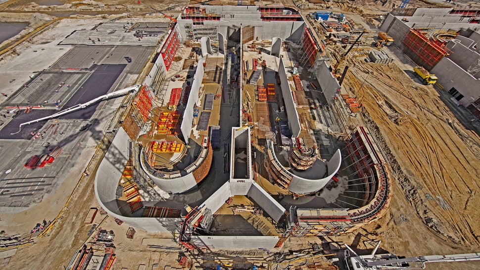 Rozbudowana oczyszczalnia ścieków w Czajce charakteryzuje się złożonymi, indywidualnymi konstrukcjami o imponujących wymiarach.