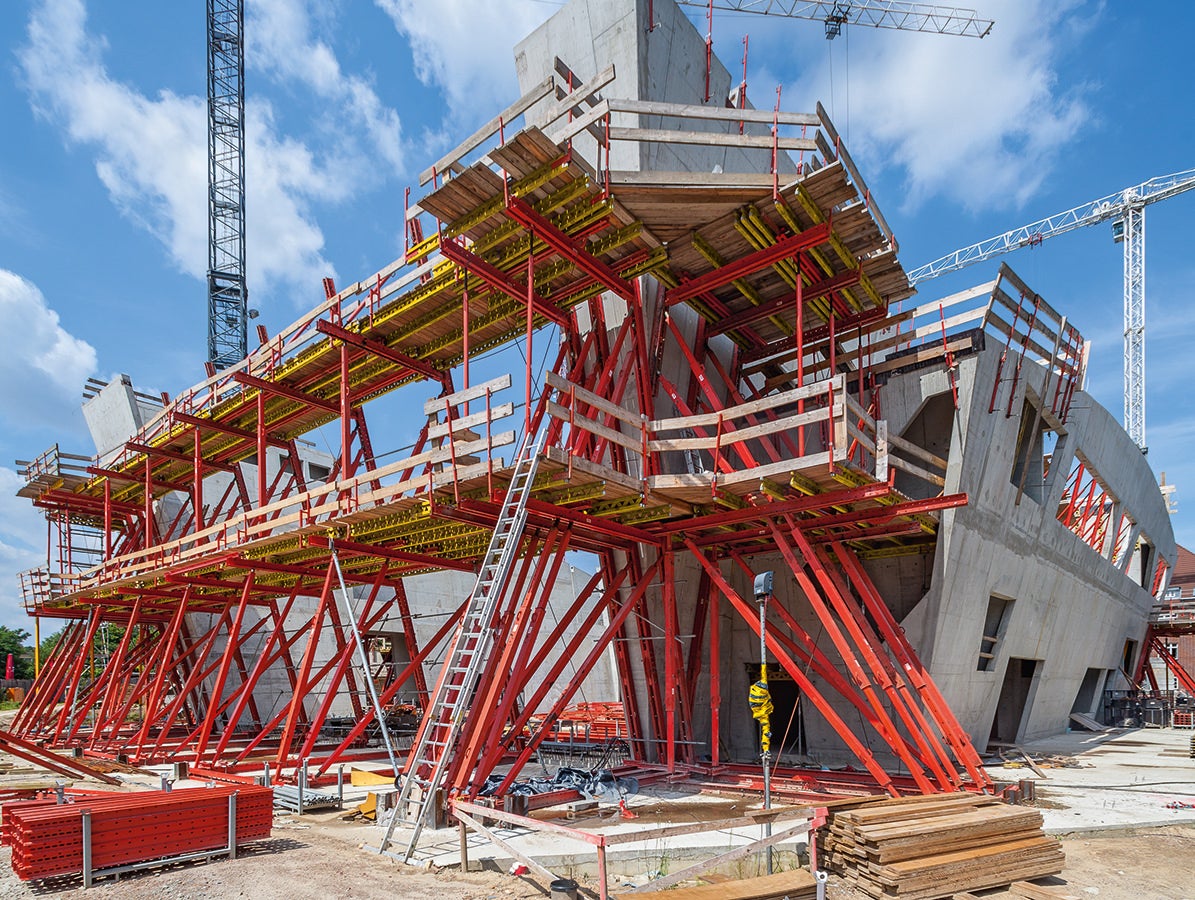 Die Realisierung des außergewöhnlichen Architektenentwurfs mit einer komplexen Geometrie stellte hohe Ansprüche an alle Projektbeteiligten. Insbesondere die Schalungs- und Gerüstlösung erforderte die dreidimensionale und ganzheitliche Betrachtung der unterschiedlichen Bauzustände.