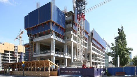 Zastosowanie pomostów zabezpieczających RCS-P z funkcją samoczynnego wspinania w znacznym stopniu redukuje zapotrzebowanie na pracę żurawia.