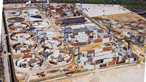 W ciągu zaledwie dwóch lat budowy, na powierzchni odpowiadającej 80 boiskom piłkarskim, powstało łącznie 120 oddzielnych konstrukcji.