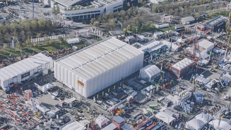<p>Im Oktober startetet die 33. Ausgabe der bauma in M&amp;uuml;nchen. Unter dem Motto &amp;bdquo;Zukunft gestalten&amp;ldquo; pr&amp;auml;sentierte PERI in seiner modernen Messehalle eine Vielzahl an Neuheiten wie das PERI UP Cladding, das XR Ecosystem, das neue Kundenportal myPERI, den SKY-Anker Universal&amp;nbsp;oder das Facelift der MAXIMO Wandschalung.</p><br/><br/><p>Auch der Bereich des 3D-Betondrucks erfreute sich gro&amp;szlig;er Beliebtheit, an dem w&amp;auml;hrend der gesamten Messezeit live gedruckt wurde.</p><br/><br/><p>&amp;nbsp;</p><br/>