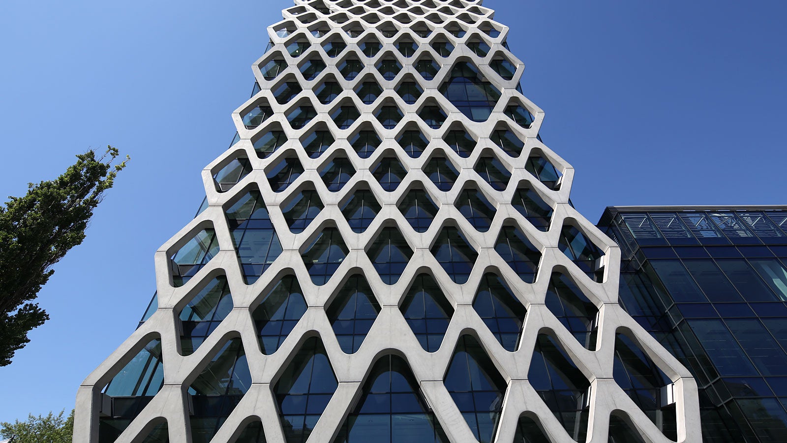 Prosta Tower vo Varšave so svojou výraznou sklobetónovou fasádou spĺňa najvyššie požiadavky na pohľadový betón. 