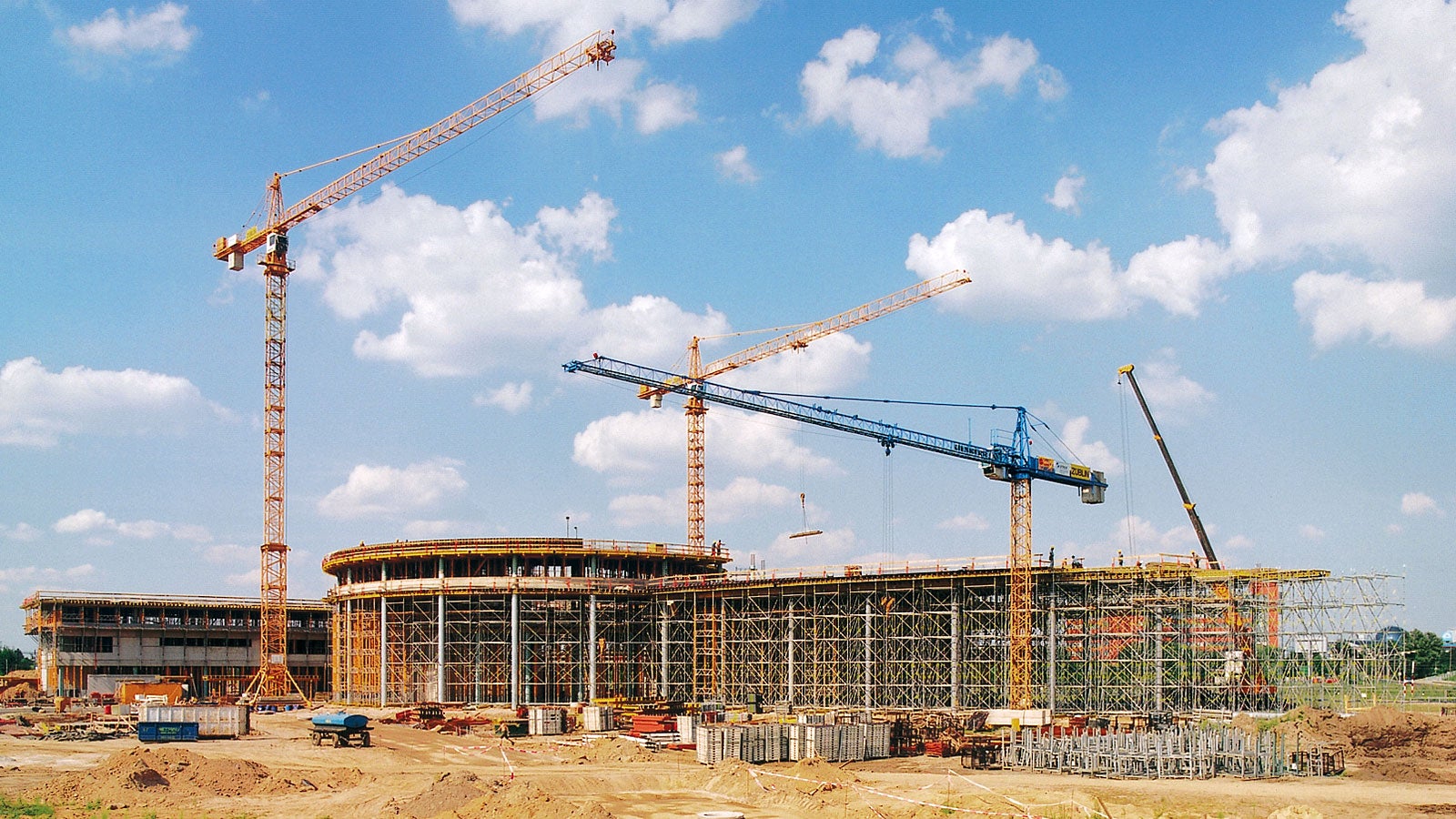 Not far from Warsaw‘s city centre, the new headquarters building of the automotive group together with a Mercedes-Benz dealership containing showrooms and a service centre has been realized.